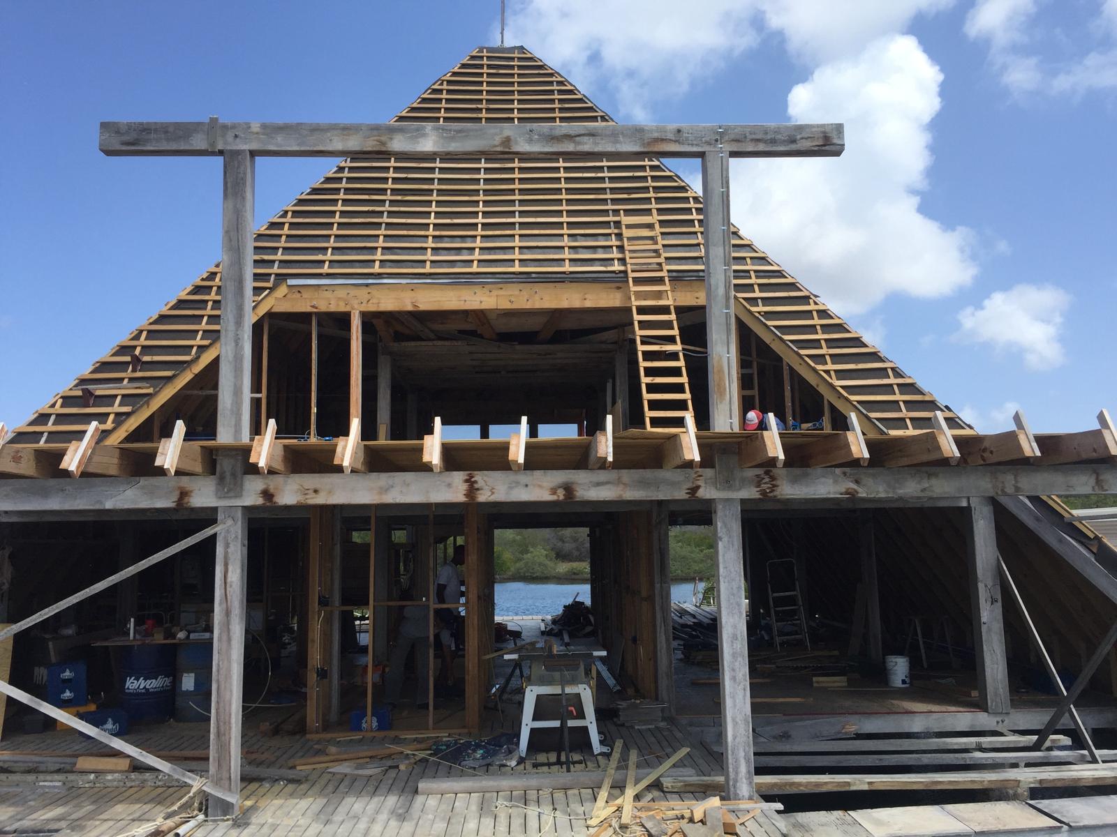 Complete houten dakconstructie in uitvoering
